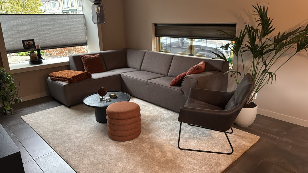 Hoe combineer je een hoekbank in een kleine woonkamer?