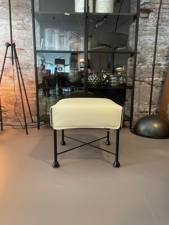 Montis Hocker herstofferen